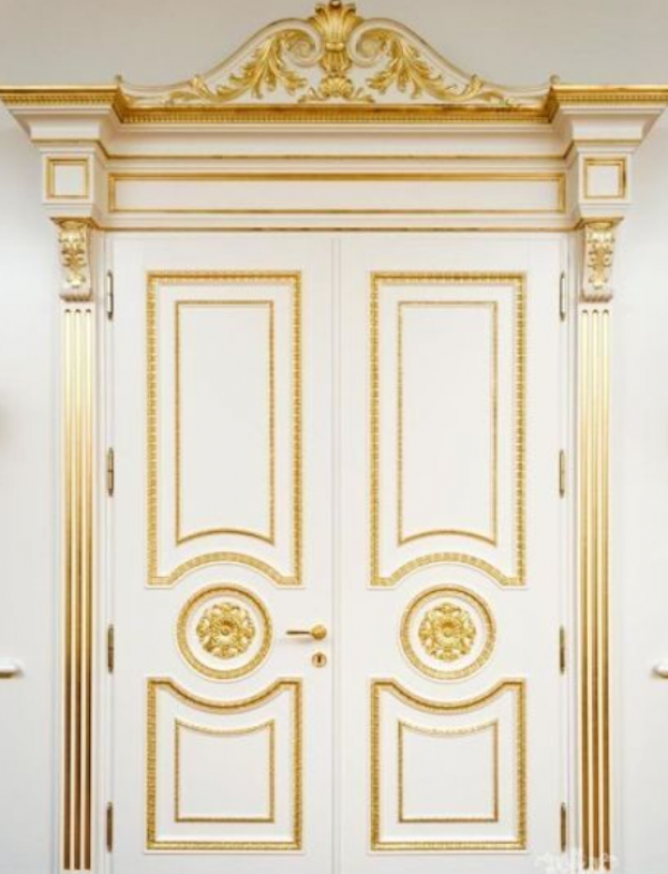 Pintu rumah dengan motif ukiran swirl